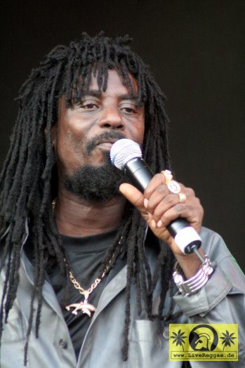 Cornell Campbell (Jam) with Mafia and Fluxie - Reggae Geel Festival, Belgien 05. August 2006 (1).jpg